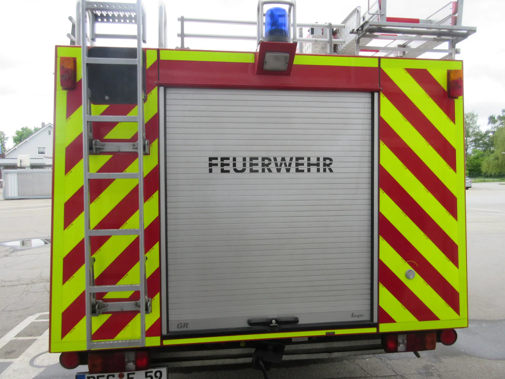 Freiwillige Feuerwehr Deggendorf e.V. - Dieses Schild sehen sie häufig auf  Privatfahrzeugen kurz nachdem der Alarm bei der Freiwilligen Feuerwehr  eingegangen ist. Da die Einsatzkräfte innerhalb weniger Minuten ausrücken  müssen sie schnellst